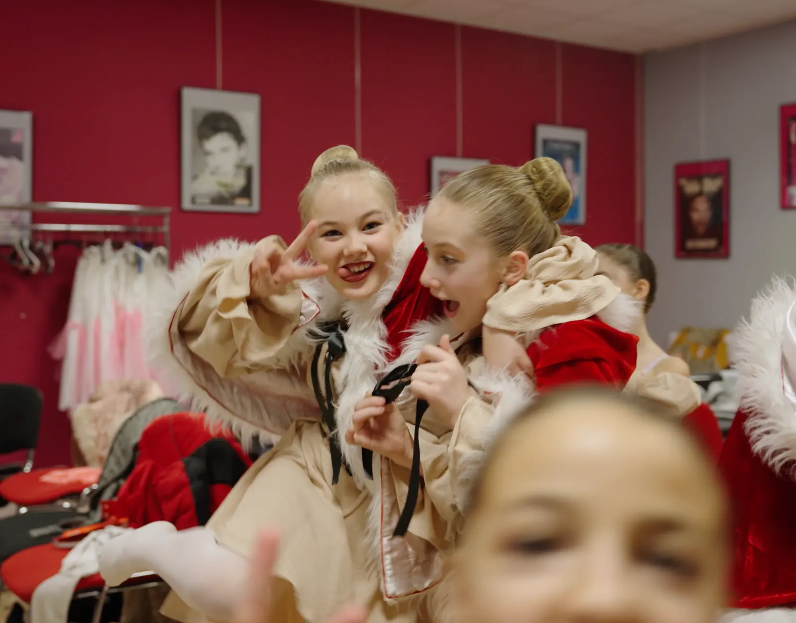 Jeunes danseuses en costume s’amusant en coulisses avant un gala